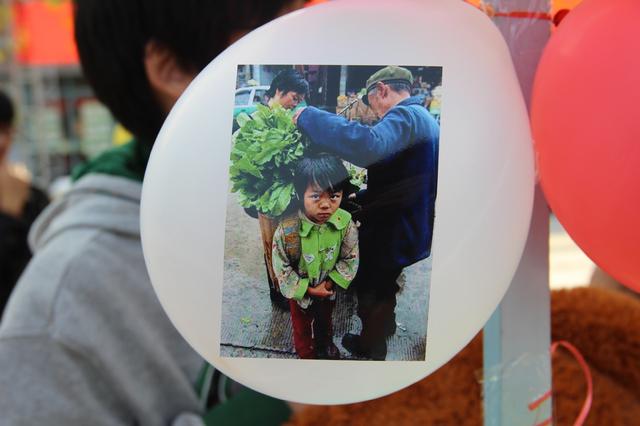 气球上孩子稚嫩的身影