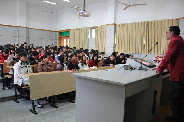 全场同学认真听讲