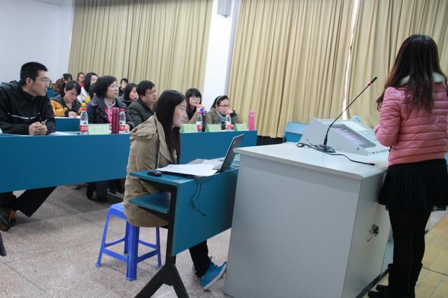 场下观众认真关注选手表现