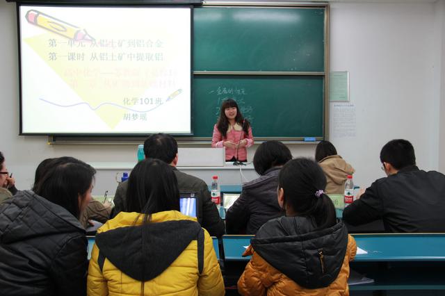 选手进行模拟上课