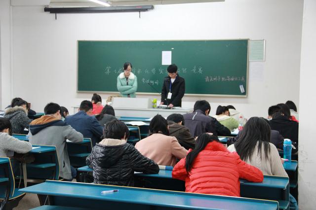 考生们认真答题