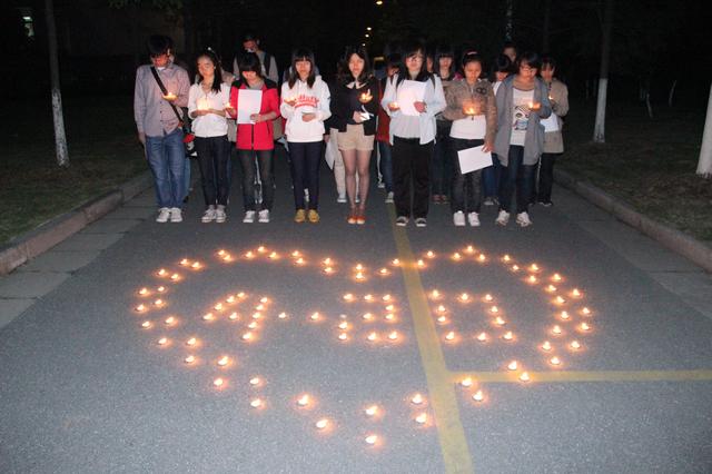 集体肃立默哀三分钟