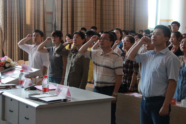 新党员入党宣誓老党员重温誓词