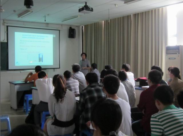 邱羽研究员深入浅出的讲解太阳能电池的前沿信息