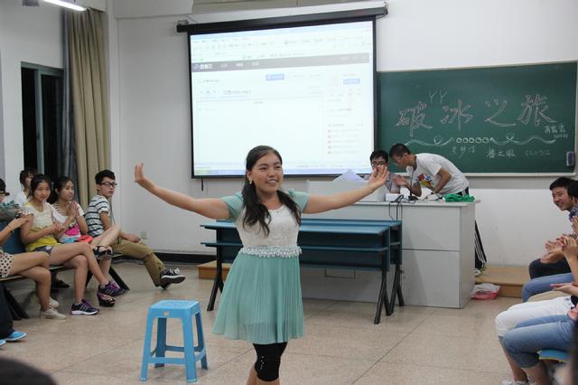 热闹的新生班会