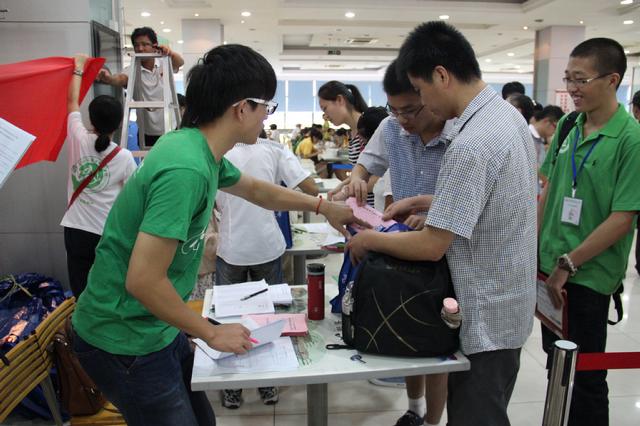 绿色志愿者细心解答