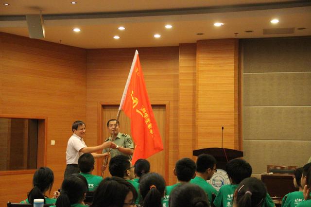 执行院长邱化玉与教官代表交接连旗