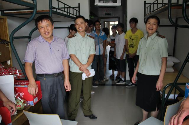 邱院长、何书记向教官表示感谢