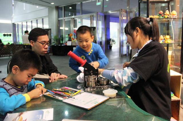 孩子们制作博物馆特有徽章