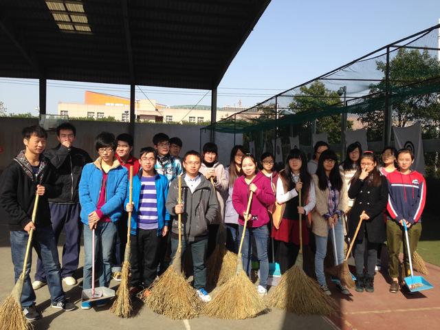 知行合一&mdash;&mdash;清扫篮球场