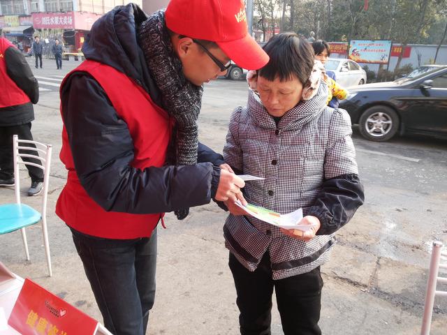 jdb电子
志愿者在认真宣传中