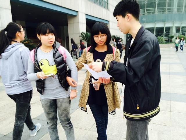 工作人员耐心讲解