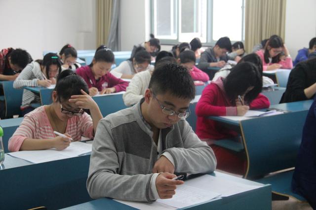 参赛选手静心思考