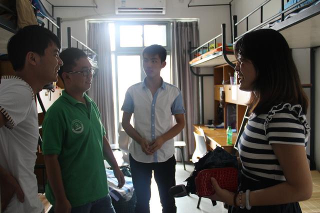 团委老师与学生亲切交谈