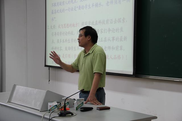 章鹏飞教授提议大学生放飞理想，追逐梦想