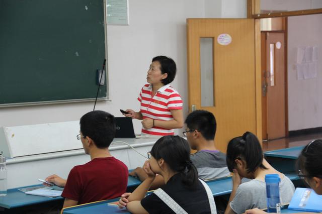 郑卫新副教授讲解应化课程设置情况