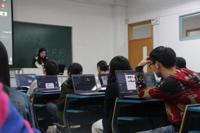 会员们认真听讲并制作