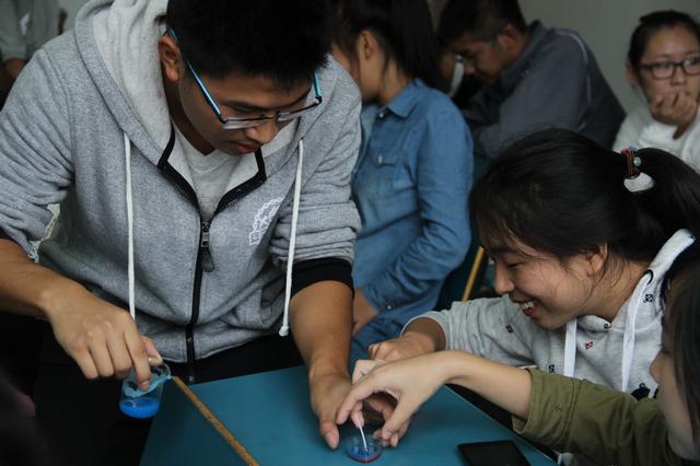 工作人员与会员互动