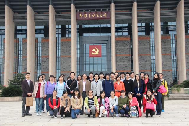 2-教师学生党员纪念馆前合影留念