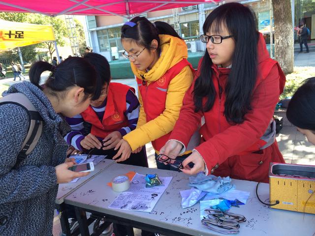 志愿者在为同学服务