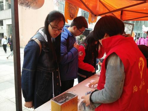 志愿者为同学们洗眼镜