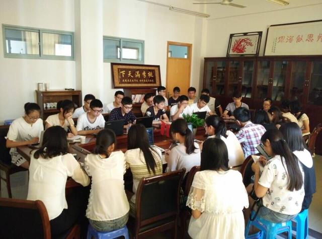 认真做笔记的同学们