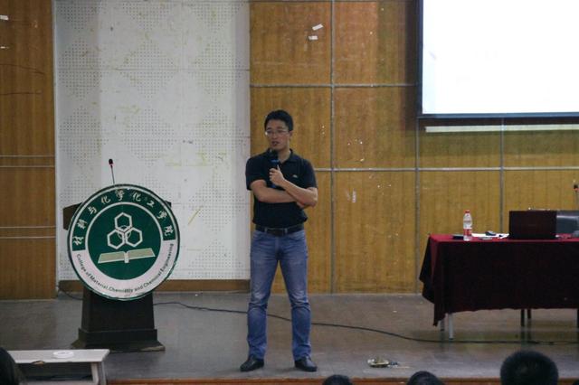 热情演讲的袁老师