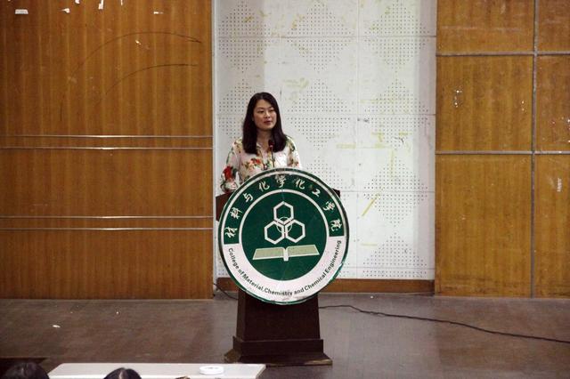 细心叮咛的白老师