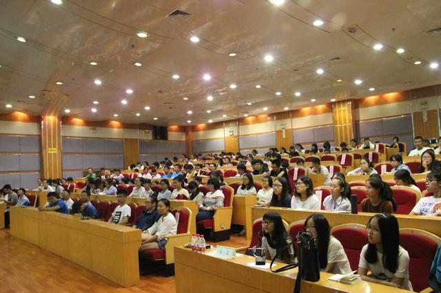 认真听讲的同学们