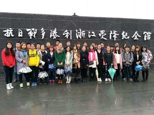 jdb电子
学生党员在受降纪念馆合影