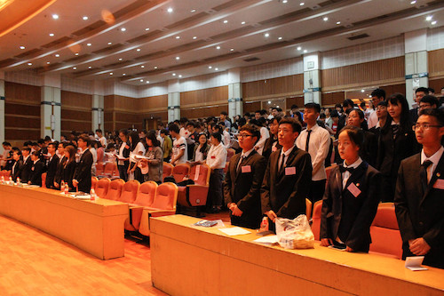 奏唱国歌，团歌