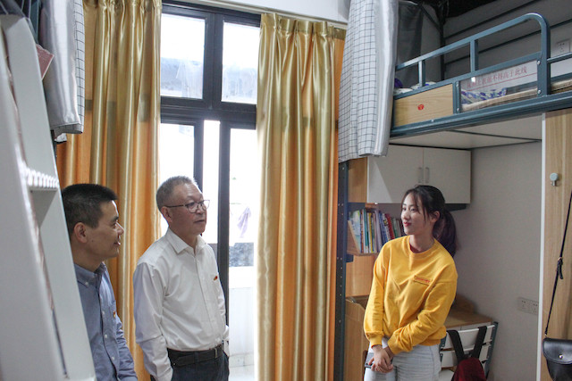 领导参观女寝2-邬宇凯