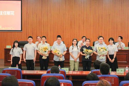 给班主任送花2-林路涵(1)