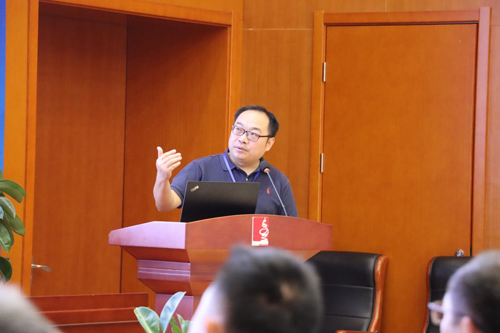 王鹏研究员作受邀报告